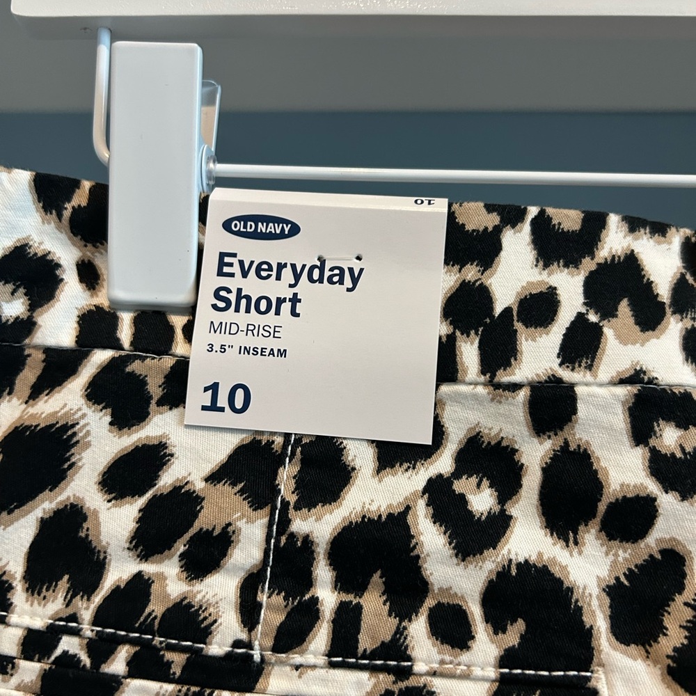 NWT Old Navy leopard Everyday Shorts. Size 10. Midrise. 3.5 inch inseam. NEW! - Picture 3 of 11